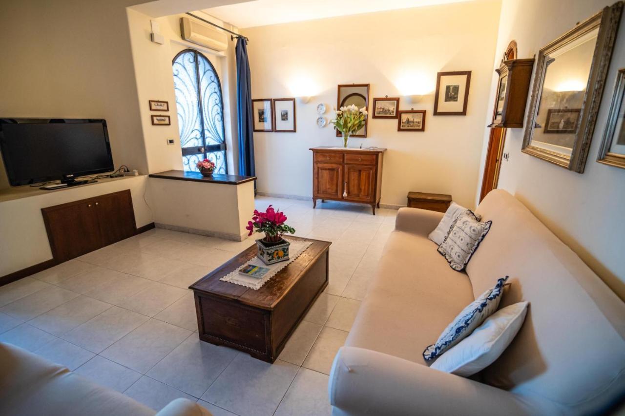 Courrier-House Aci Castello Exterior foto
